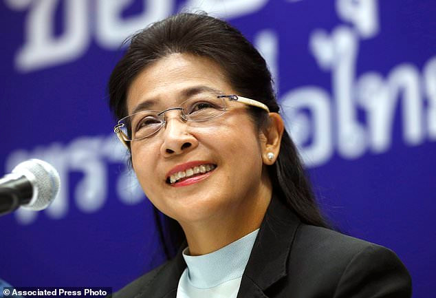 Bà Sudarat tốt nghiệp trường Trung học St. Joseph Convent ở thủ đô Bangkok và lấy bằng Cử nhân ngành Thương mại và Kế toán tại Đại học Chulalongkorn và bằng Thạc sĩ. Năm 2018, bà nhận bằng Tiến sĩ về nghiên cứu Phật giáo tại Đại học Mahachulalongkornra. Ảnh: AP.