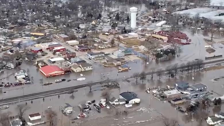 Khu dân cư ở Valley, Nebraska, bị nước lũ bao vây nhìn từ trên cao. Ảnh: Reuters.