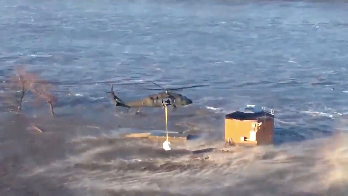 Trực thăng của lực lượng Vệ binh Quốc gia bang Nebraska thả bao cát ở Lincoln ngày 16/3. Ảnh: Reuters.