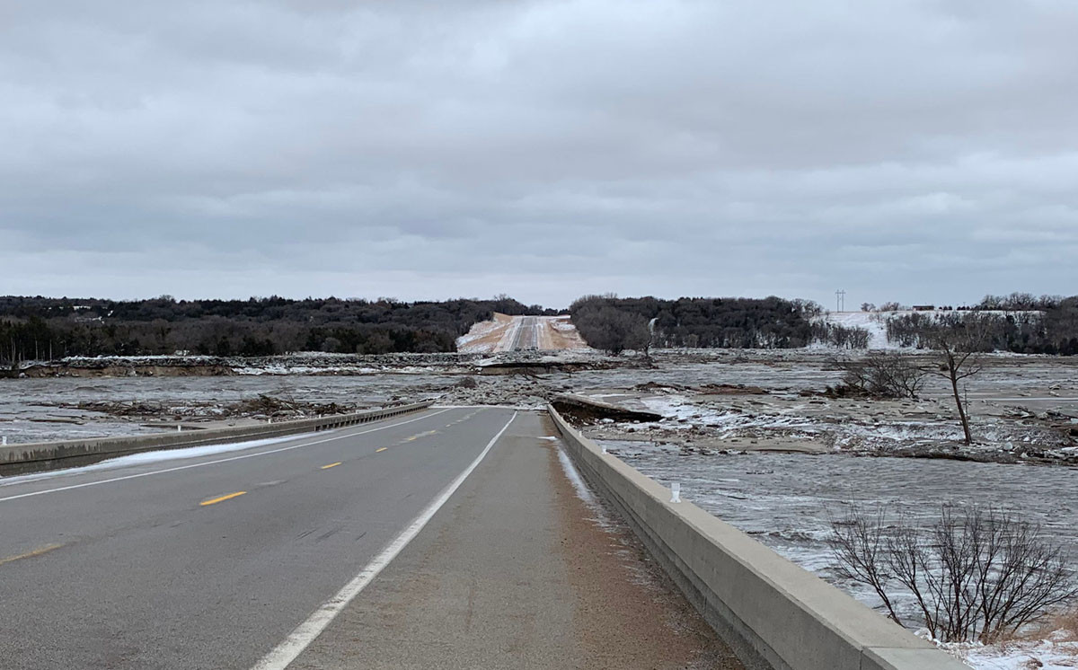 Đập Spencer bị vỡ gần Spencer, Nebraska, ngày 14/3, sau trận bão lũ. Ảnh: Shuttertock.