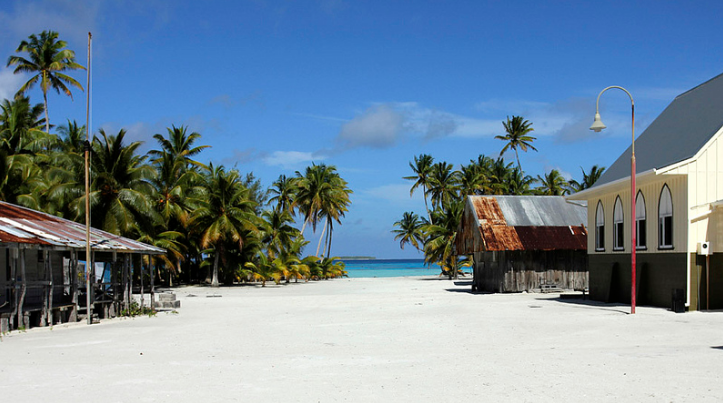Chỉ có một trạm điện thoại trong khi không có sân bay, cửa hàng trên đảo này. Ngoài ra, cư dân trên đảo chỉ có thể sử dụng điện và internet 2 tiếng mỗi ngày.