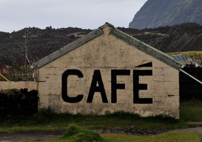 Cư dân trên đảo này không có điện sử dụng. Tuy nhiên, hòn đảo này có một rạp hát, một quán cà phê và một cửa hàng tạp hóa. Mời độc giả xem thêm video: Tới thăm ngôi làng ở "tận cùng Trái đất" (Nguồn: VTC14)