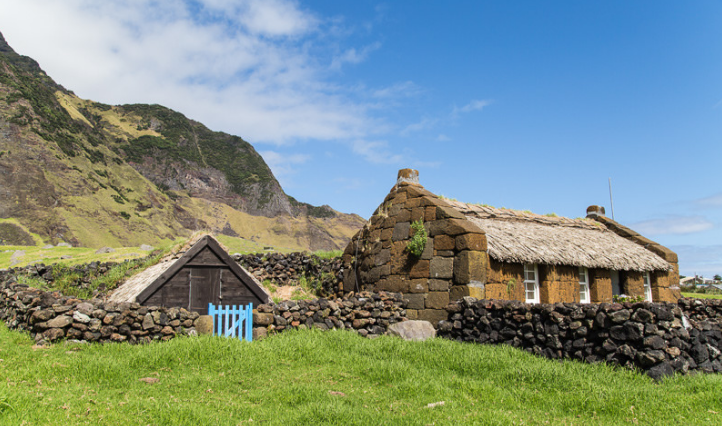 Nhà thám hiểm người Bồ Đào Nhà Tristão da Cunha được ghi nhận là người đầu tiên phát hiện ra hòn đảo này vào năm 1506 và đặt tên hòn đảo theo tên của ông.