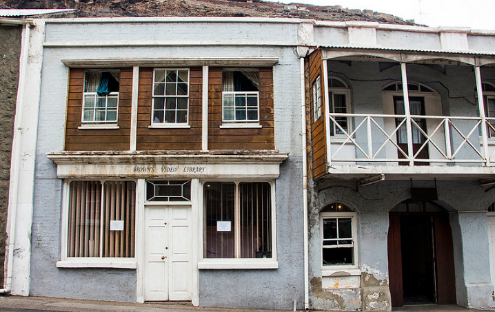 Ngày nay, khoảng 4.088 người đang định cư trên hòn đảo này. Mặc dù nằm ở vị trí xa xôi, nhưng người dân trên đảo vẫn được sử dụng điện, internet, sân bay mới.