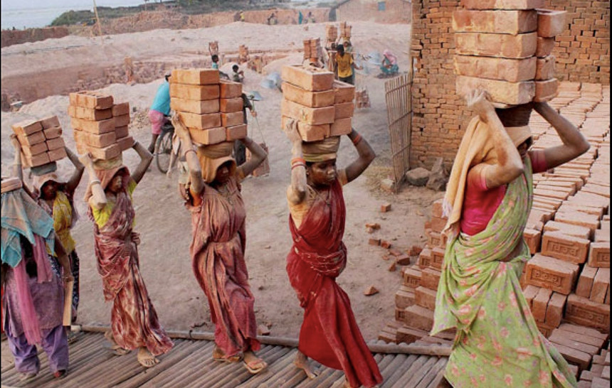 Phụ làm công việc nặng nhọc nhưng có nguy cơ bị trả lương thấp hơn đàn ông. Ảnh: India Times.