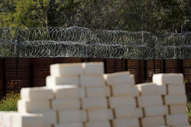 Kinh ngac buc tuong bien gioi bang pho mat ngan cach My-Mexico-Hinh-6