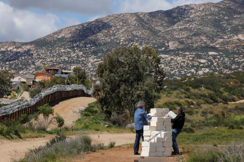 Kinh ngac buc tuong bien gioi bang pho mat ngan cach My-Mexico-Hinh-11