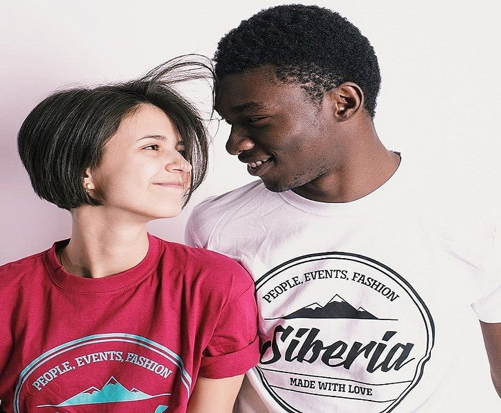 Điện có từ 8 giờ sáng đến 14 giờ chiều và từ 20 giờ tối đến nửa đêm. Ngoài ra, kết nối internet ở đây không ổn định. Mặc dù vậy, Natalya cho biết cô đã quen với cuộc sống ở đây. "Nigeria rất khác so với những gì mọi người nghĩ. Bạn sống ở đâu không quan trọng, quan trọng là bạn sống với ai", Natalya chia sẻ. Mời độc giả xem thêm video: Tới thăm ngôi làng ở "tận cùng Trái Đất" (Nguồn: VTC14)