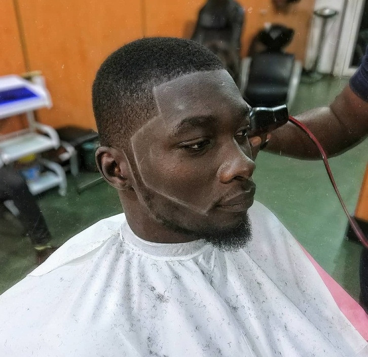 Tại một tiệm cắt tóc ở Nigeria, trước khi cắt tóc, thợ cắt tóc sẽ nhúng dao cạo vào bột để đảm bảo an toàn cho da mặt khách hàng cũng như tạo đường nét cân xứng khi cắt. Sau khi cắt xong, thợ cắt tóc sẽ dùng khăn ấm lau đầu, cổ và mặt, bôi kem dưỡng ẩm cho khách hàng. Toàn bộ chi phí cắt tóc chưa đến 3 euro.