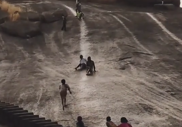 Người dân Châu Phi cũng thích chơi trượt, nhưng không phải trượt nước hay trượt trên cát mà họ chơi trượt trên....đá được hàng nghìn đứa trẻ "mài nhẵn".