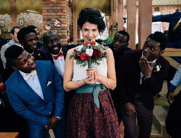 Một số câu hỏi người dân Nigeria sẽ không hỏi hoặc biết câu trả lời như "Bố mẹ bạn bao nhiêu tuổi?" hay "Thời tiết như thế nào?", "Bạn cao bao nhiêu, cân nặng bao nhiêu?",...