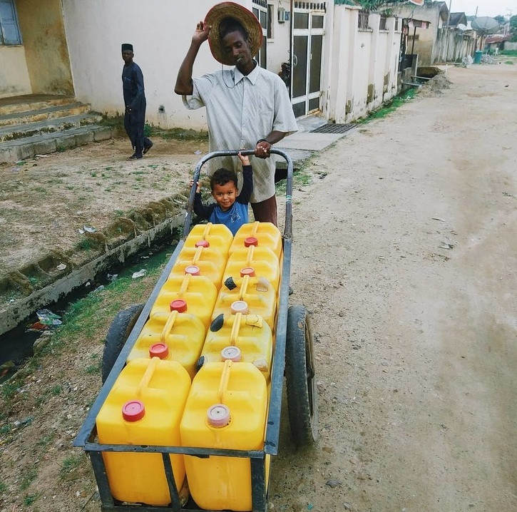 Theo Natalya, tình trạng khan hiếm nước sạch khá phổ biến tại Nigeria. Gia đình cô đã sống trong cảnh thiếu nước suốt 5 ngày qua và phải đi mua nước về sử dụng.