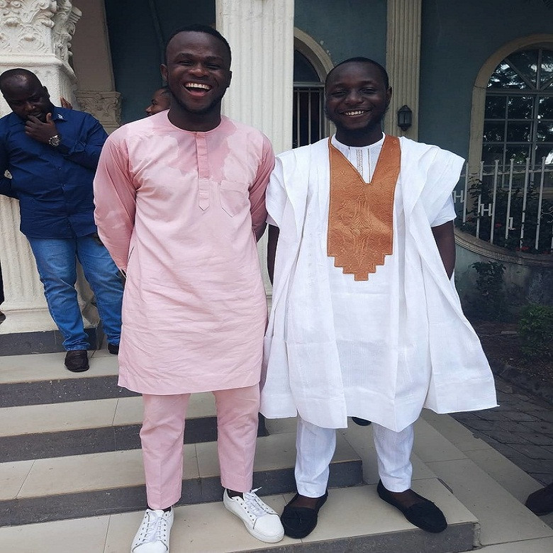 Tại đất nước Nigeria, không có chuyện phân biệt màu sắc của nam giới và phụ nữ. Bạn có thể thấy những người đàn ông mặc trang phục màu hồng, quần áo ren hoặc có hình hoa lá trang trí,...