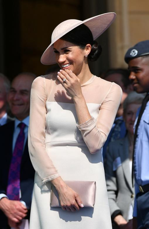 Công nương Markle diện váy trắng trong bữa tiệc tại Cung điện Buckingham ngày 22/5/2018.