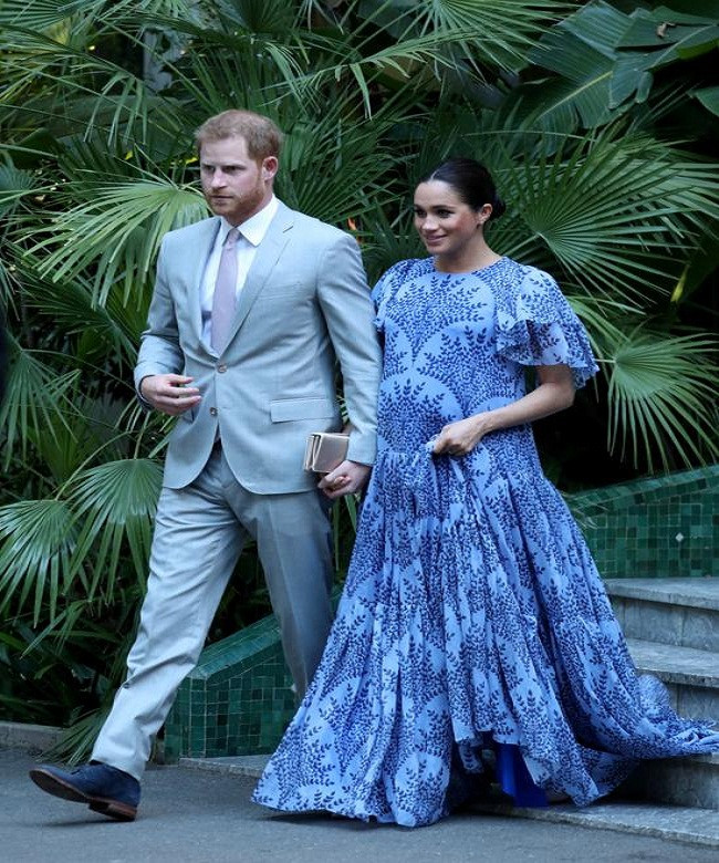 Công nương Meghan sánh bước cùng chồng, Hoàng tử Harry, khi tới khu dinh thự của Quốc vương Ma-rốc Mohammed VI ở thủ đô Rabat ngày 25/2/2019.