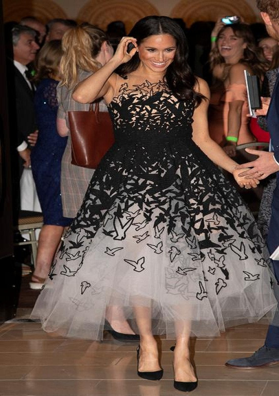 Có thể thấy, nữ Công tước xứ Sussex luôn toát lên vẻ đẹp rạng rỡ với phong cách thời trang tinh tế của mình.