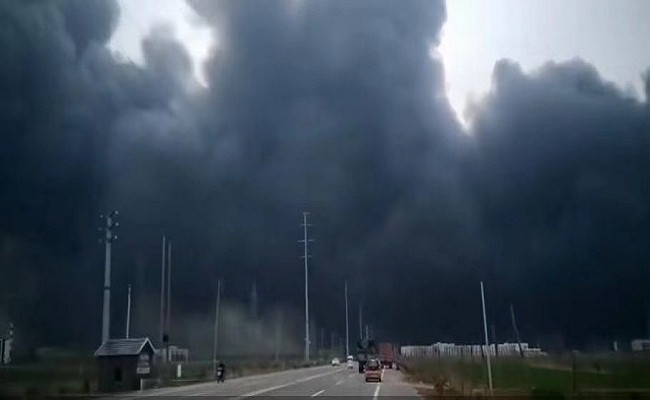 Ngay sau khi vụ nổ xảy ra, lực lượng chức năng đã huy động đội ngũ cứu hộ hàng nghìn người cùng hơn 90 xe cứu thương và 192 xe cứu hỏa,... để ứng cứu những người bị nạn và xử lý vụ nổ. Ảnh: HKFP.