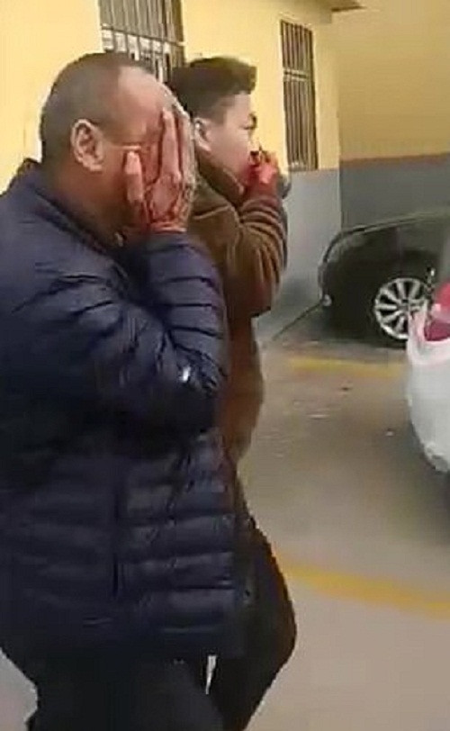 Một số người tay ôm mặt dính máu chạy ra ngoài. Ảnh: Daily Mail.