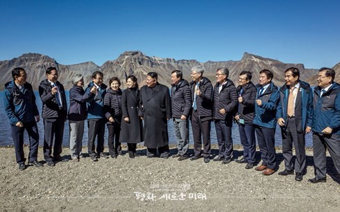 Ban đầu Chủ tịch Kim Jong-un bối rối và hỏi các thành viên Nội các Hàn Quốc về cách "bắn tim". Ảnh: Twitter.