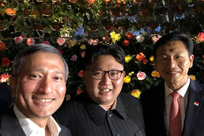 Đến tháng 6/2018, Chủ tịch Kim Jong-un "bị" bắt gặp chụp ảnh selfie cùng các quan chức Singapore trong chuyến đi đến đảo quốc này để tham dự Thượng đỉnh Mỹ-Triều lần 1 với Tổng thống Mỹ Donald Trump. Ảnh: ST.