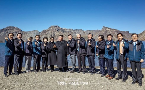 Sau đó, ông Kim Jong-un nhanh chóng thực hiện được động tác "dễ thương" này. Đó được xem là một khoảnh khắc thân thiện nữa của ông Kim Jong-un “gây bão” mạng xã hội. Ảnh: Twitter.