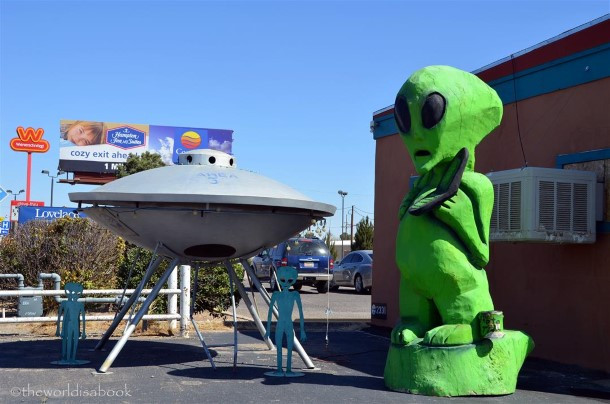 Thị trấn Roswell ở New Mexico (Mỹ) trở nên nổi tiếng trên toàn thế giới với biệt danh "Thị trấn UFO" vào thập niên 1940. Khi đó, cư dân trong thị trấn khẳng định rằng họ thường nhìn thấy các vật thể bay không xác định trên bầu trời. Mặc dù vậy, thông tin này vẫn chưa thể kiểm chứng.