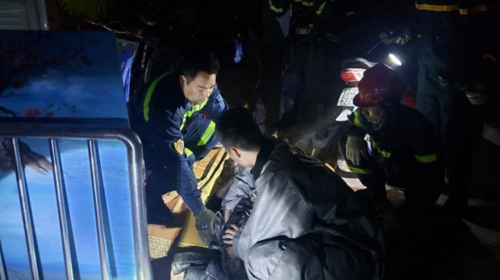 Ha Noi: Can nha 5 tang boc chay, 6 nguoi may man thoat chet