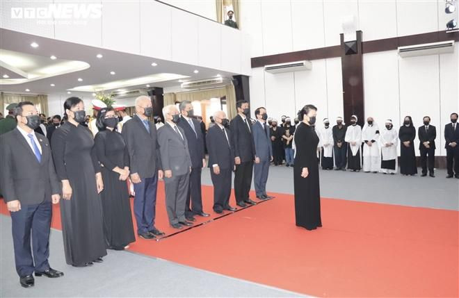 Đoàn dành một phút mặc niệm trước linh cữu nguyên Phó Thủ tướng Trương Vĩnh Trọng.