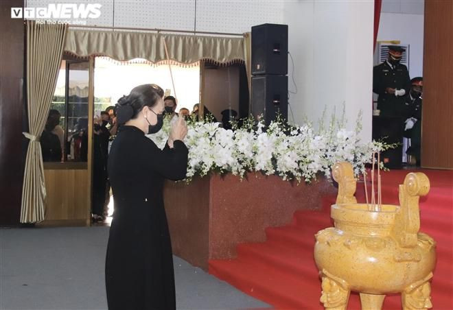 Chủ tịch Quốc hội Nguyễn Thị Kim Ngân thắp hương tưởng nhớ nguyên Phó Thủ tướng Trương Vĩnh Trọng.