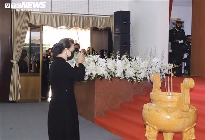 Chủ tịch Quốc hội Nguyễn Thị Kim Ngân thắp hương tưởng nhớ nguyên Phó Thủ tướng Trương Vĩnh Trọng.