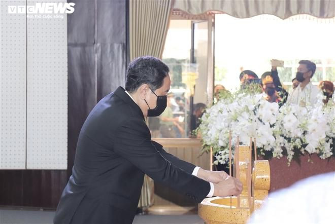 Chủ tịch Ủy ban Trung ương MTTQ Việt Nam Trần Thanh Mẫn thắp hương tưởng nhớ nguyên Phó Thủ tướng Trương Vĩnh Trọng.