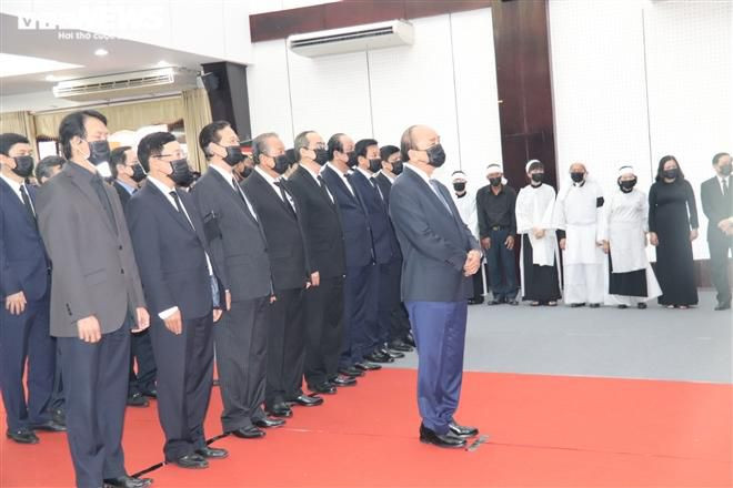 Cùng đi có nguyên Thủ tướng Nguyễn Tấn Dũng, các Phó Thủ tướng Trương Hòa Bình, Phạm Bình Minh và ông Nguyễn Thiện Nhân, nguyên Bí thư Thành ủy TP.HCM, Trưởng Đoàn ĐBQH TP.HCM.