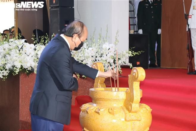 Thủ tướng Nguyễn Xuân Phúc thắp hương tưởng nhớ nguyên Phó Thủ tướng Trương Vĩnh Trọng.