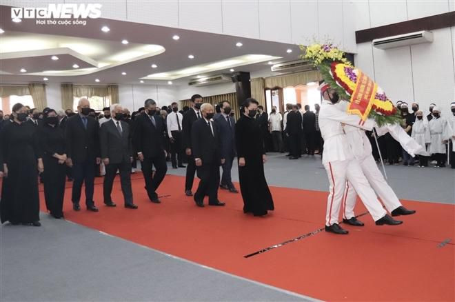 Chủ tịch Quốc Hội Nguyễn Thị Kim Ngân dẫn đầu đoàn Quốc hội vào viếng. 
