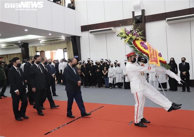 Thủ tướng Nguyễn Xuân Phúc dẫn đầu đoàn Chính phủ vào viếng. 