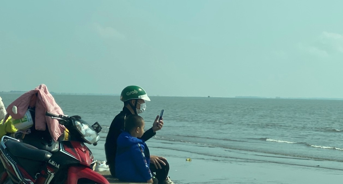 Việc tìm đến bãi biển Quất Lâm để ngắm cảnh, hít hà không khí trong lành của biển cũng là một điều thú vị