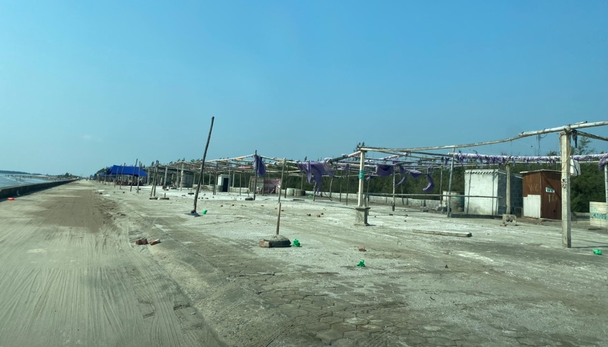 Nhiều ki ốt, sạp hàng chạy dọc ven biển bị bỏ hoang, trơ trọi khung