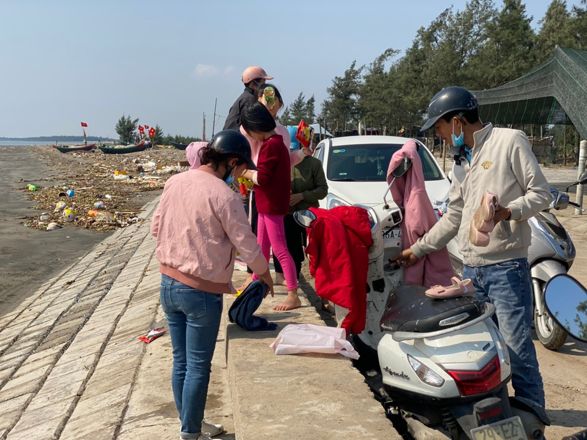 Thời tiết nắng ấm nên một số gia đình địa phương cho con em ra bãi biển vui chơi