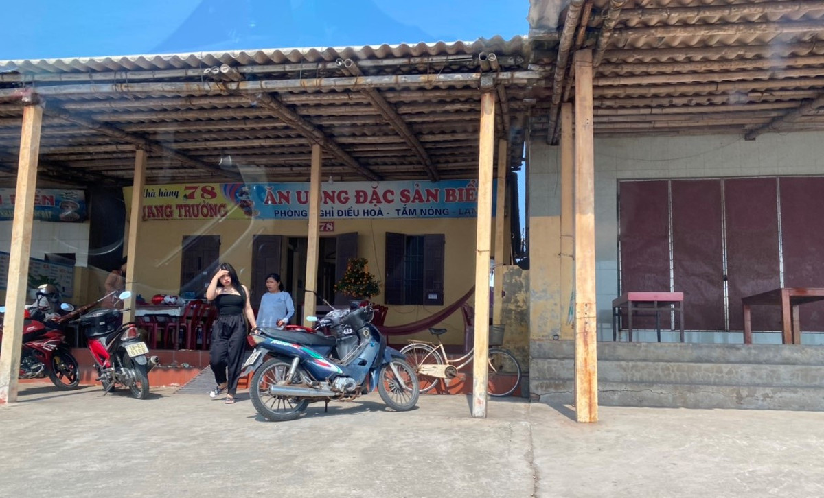 Lác đác vài quán ăn mở cửa nhưng không có khách.