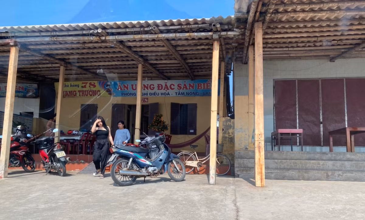 Lác đác vài quán ăn mở cửa nhưng không có khách.