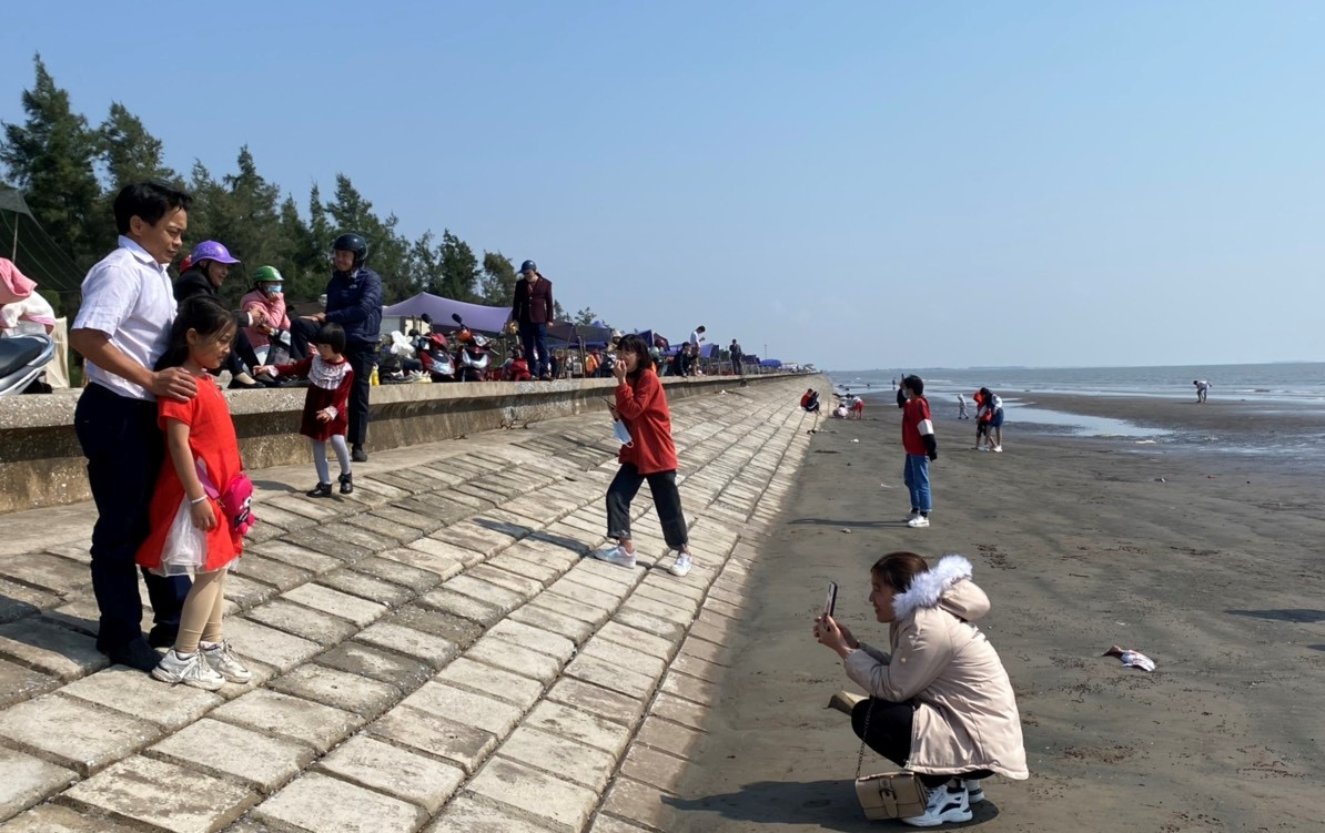 Anh Tường (huyện Hải Hậu, Nam Định) cho biết: "Thời tiết nắng đẹp nên tranh thủ đưa ra đình ra bãi biển chơi và chụp ảnh. Bọn trẻ rất thích vì được nghịch cát và tắm biển"