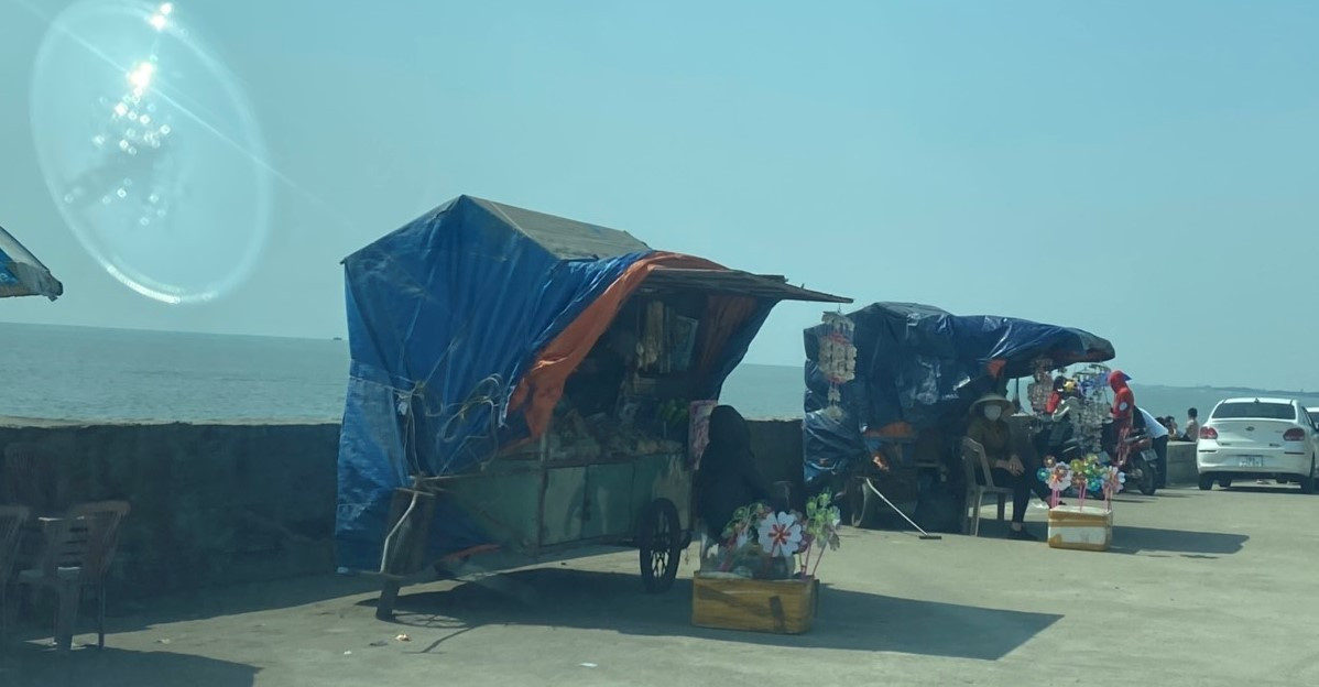 Sạp xe chở đồ lưu niệm của biển Quất Lâm cũng "cô đơn" vì không ai ghé thăm.