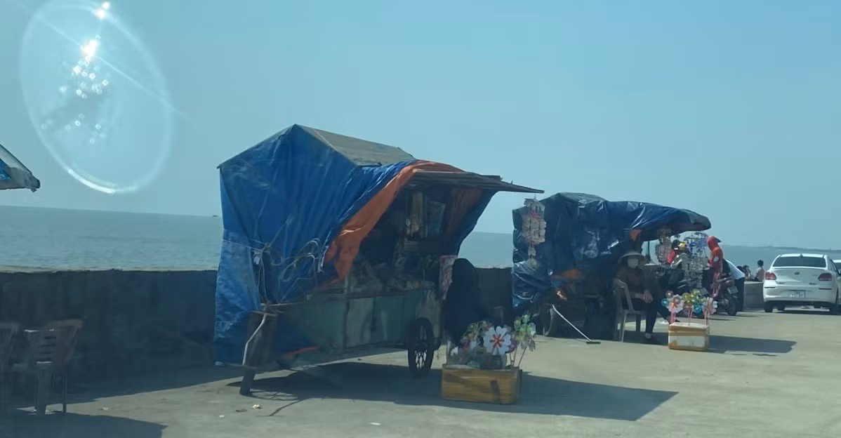 Sạp xe chở đồ lưu niệm của biển Quất Lâm cũng "cô đơn" vì không ai ghé thăm.