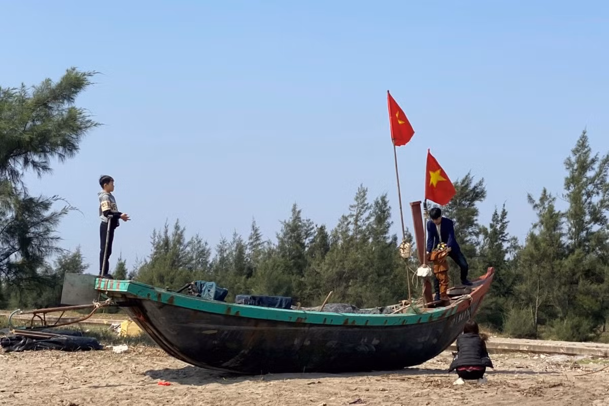 Chiếc thuyền đánh cá của ngư dân địa phương được xem là nơi "sống ảo" của các gia đình vì chụp được những bức hình lung linh