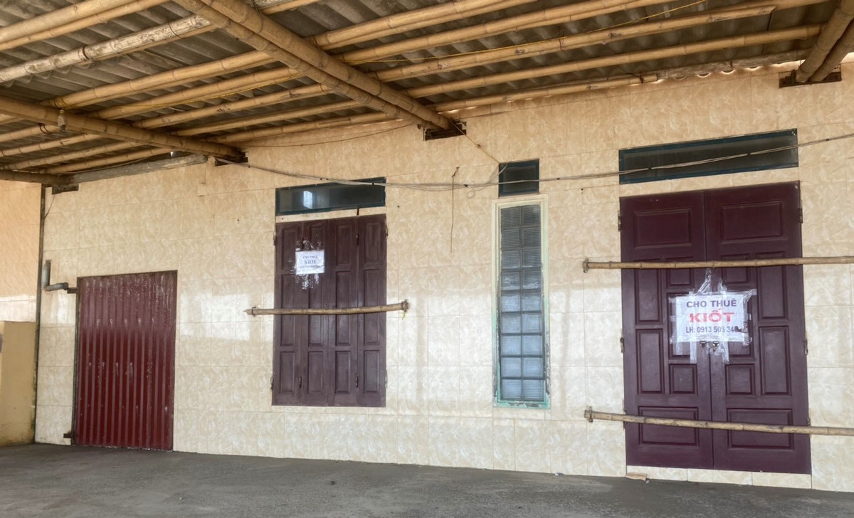 Do ảnh hưởng của dịch COVID-19, nhiều nhà nghỉ, quán ăn buộc phải đóng cửa và cho thuê