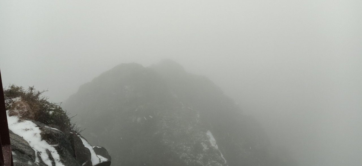 Tính đến 12h trưa 18/2, tại khu vực Fansipan vẫn đang có băng tuyết