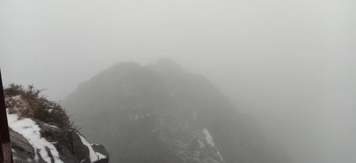 Tính đến 12h trưa 18/2, tại khu vực Fansipan vẫn đang có băng tuyết