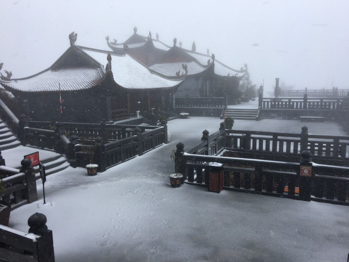 Khu vực vùng núi cao Bắc Bộ là nơi chịu ảnh hưởng đầu tiên của đợt không khí lạnh này. Và đây có thể là nguyên nhân mưa tuyết xuất hiện trên đỉnh Fansipan. 