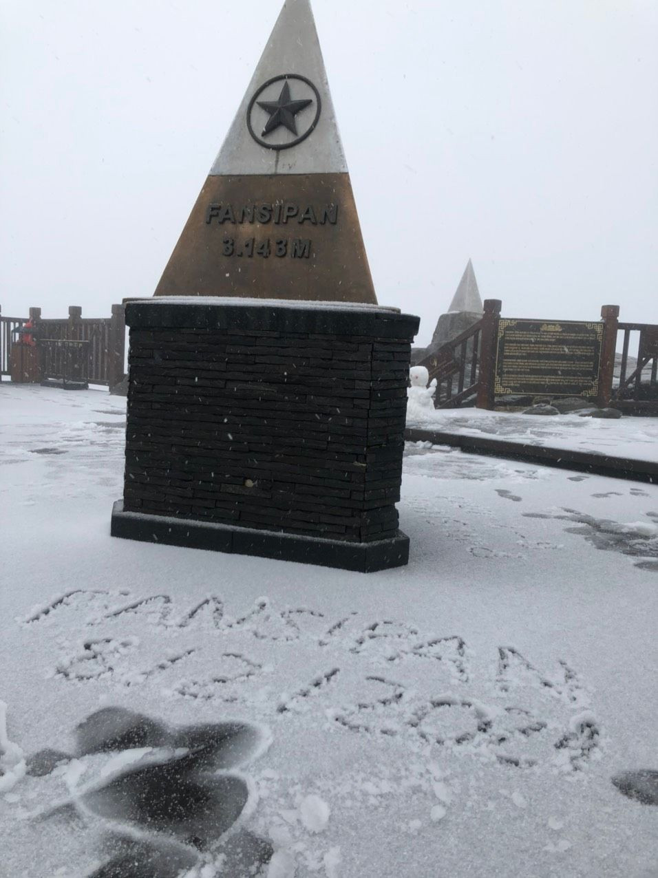 Anh Giàng A Giống, nhân viên an ninh làm việc trên đỉnh Fansipan cho biết với kinh nghiệm 4 năm trực tại “Nóc nhà Đông Dương”, đợt tuyết rơi lần này có thể so sánh với năm 2018, thời điểm tuyết rơi dày trên diện rộng tại khu vực đỉnh.