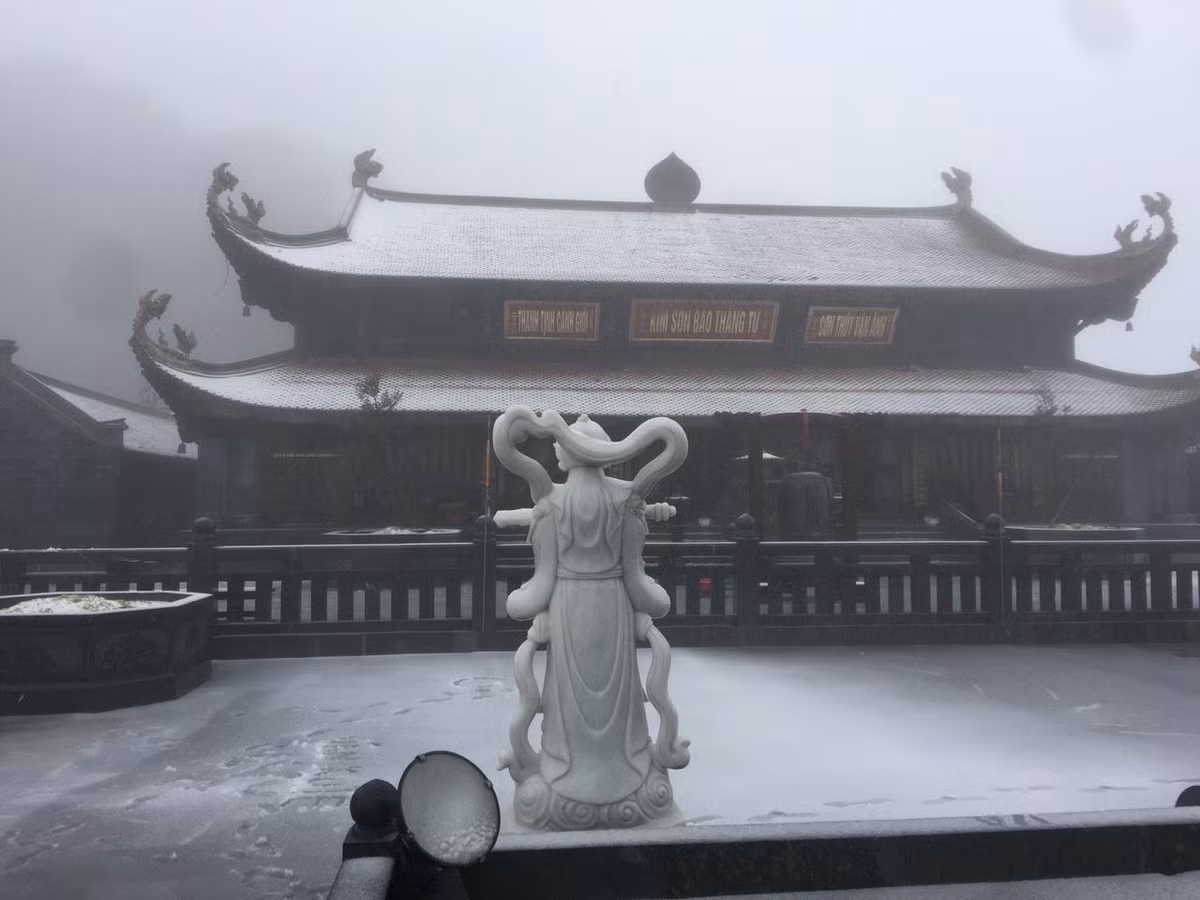 Chỉ sau 2h đồng hồ, tuyết đã phủ trắng toàn bộ khu vực đỉnh, với độ dày khoảng 2 cm và vẫn tiếp tục dày thêm sau đó. Khung cảnh quần thể tâm linh trên đỉnh Fansipan lúc này đẹp không khác gì những bộ phim cổ trang với những mái chùa, bậc đá trắng tuyết phủ.